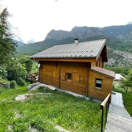 Chalet En Bois Avec Tres Belle Vue Sur La Montagne Colmars