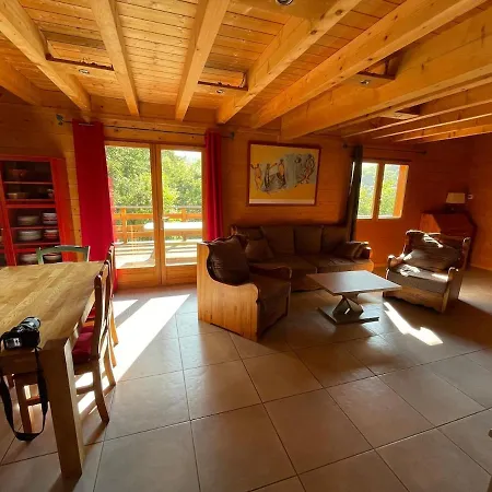 Chalet En Bois Avec Tres Belle Vue Sur La Montagne