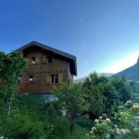 En Bois Avec Tres Belle Vue Sur La Montagne Chalet