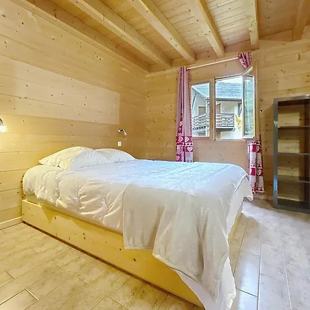 En Bois Avec Très Belle Vue Sur La Montagne *