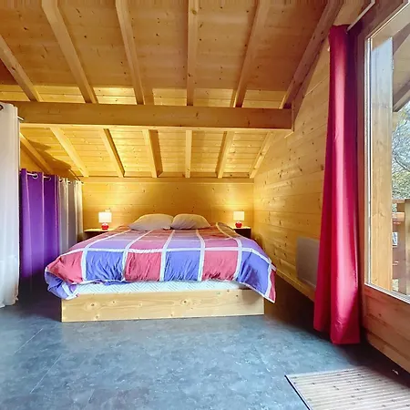 En Bois Avec Très Belle Vue Sur La Montagne *